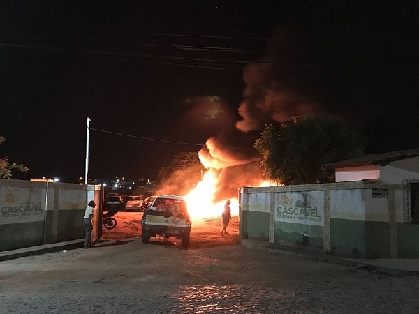 Órgãos públicos, ônibus e torres de telefonia são atacados no Ceará