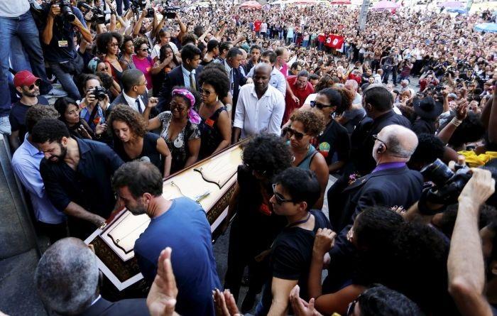 Sob aplausos e protestos, corpo da vereadora Marielle é sepultado no Rio