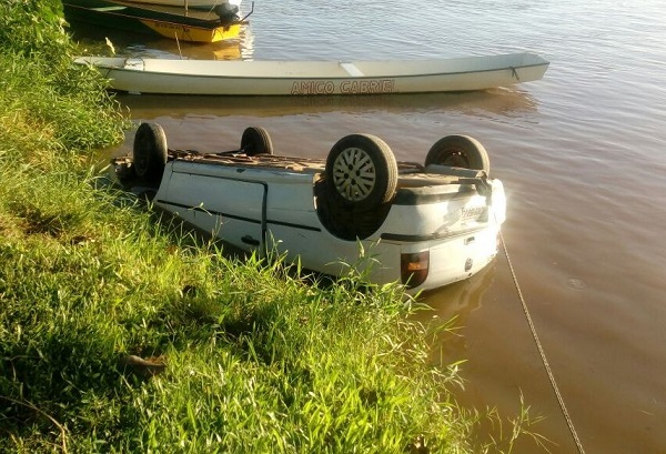Carro cai no rio Paraíba do Sul em SJB