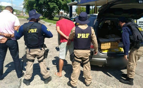 Dois homens são presos com mais de 300 quilos de maconha em rodovia do Rio