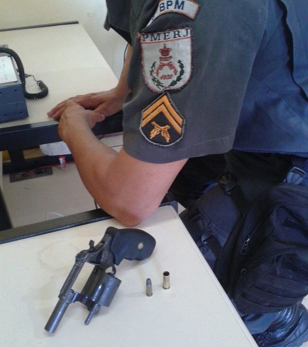 Dois detidos com revólver em Atafona