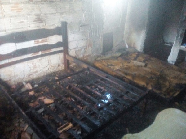 Casa abandonada pega fogo em Atafona