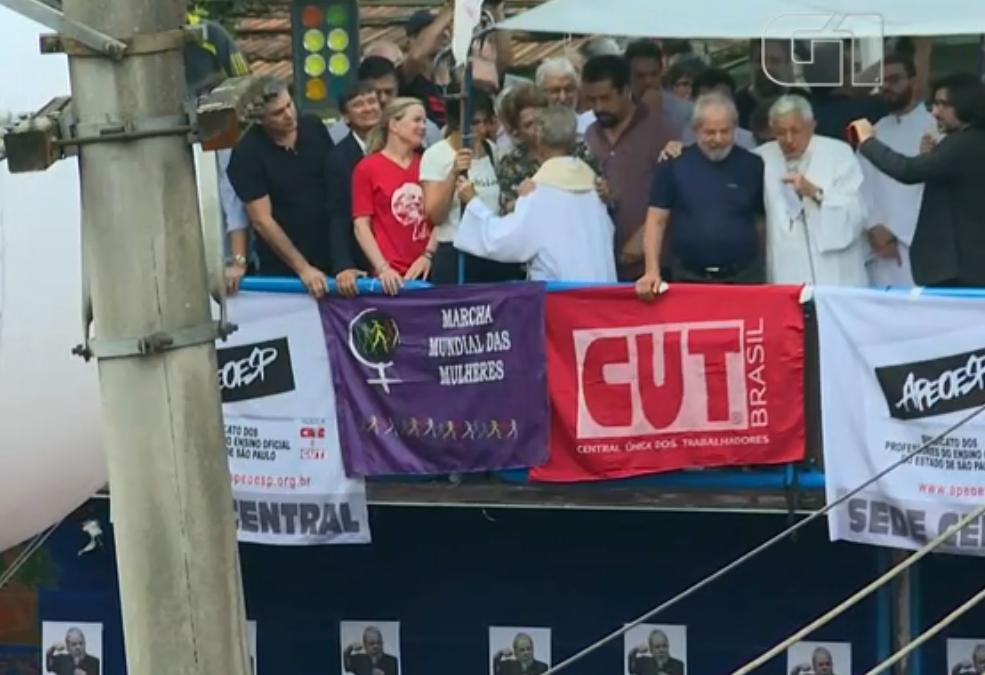 Lula deixa prédio do sindicato para participar de missa em memória de Marisa