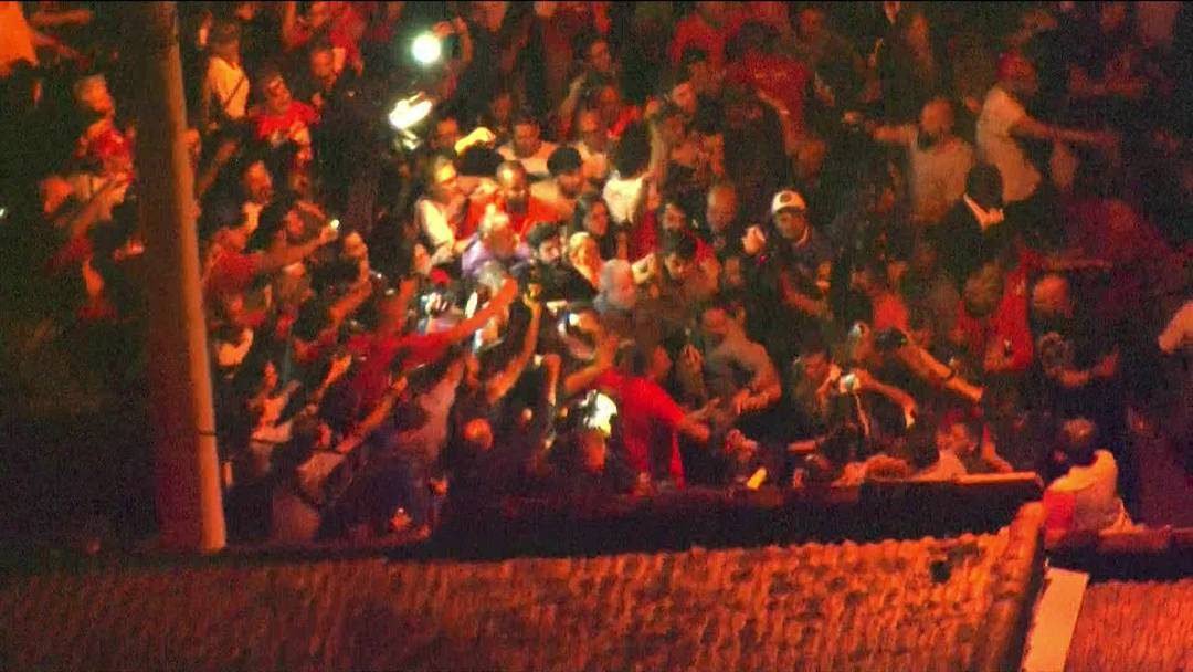 Lula se entrega a Polícia Federal em São Bernardo do Campo, SP