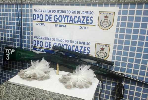 PM apreende fuzil, munição e maconha dentro de residência