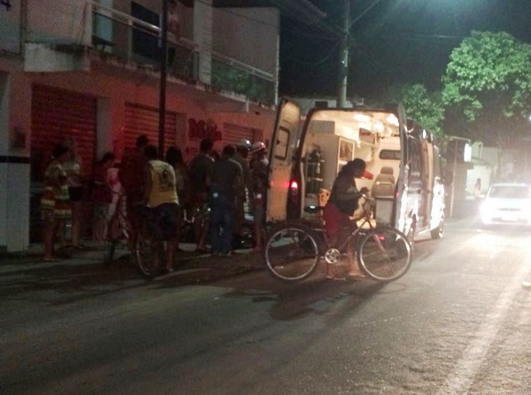 Homem ferido após sofrer queda de moto no Centro de SJB