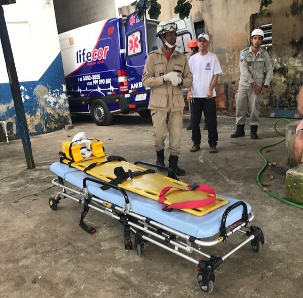 Pescador ferido dentro de embarcação em alto mar