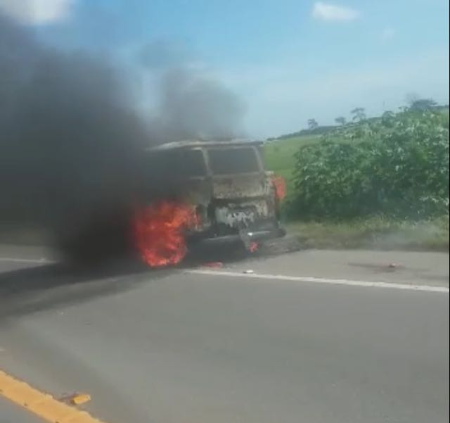 Kombi pega fogo na BR 356, em SJB – Veja fotos