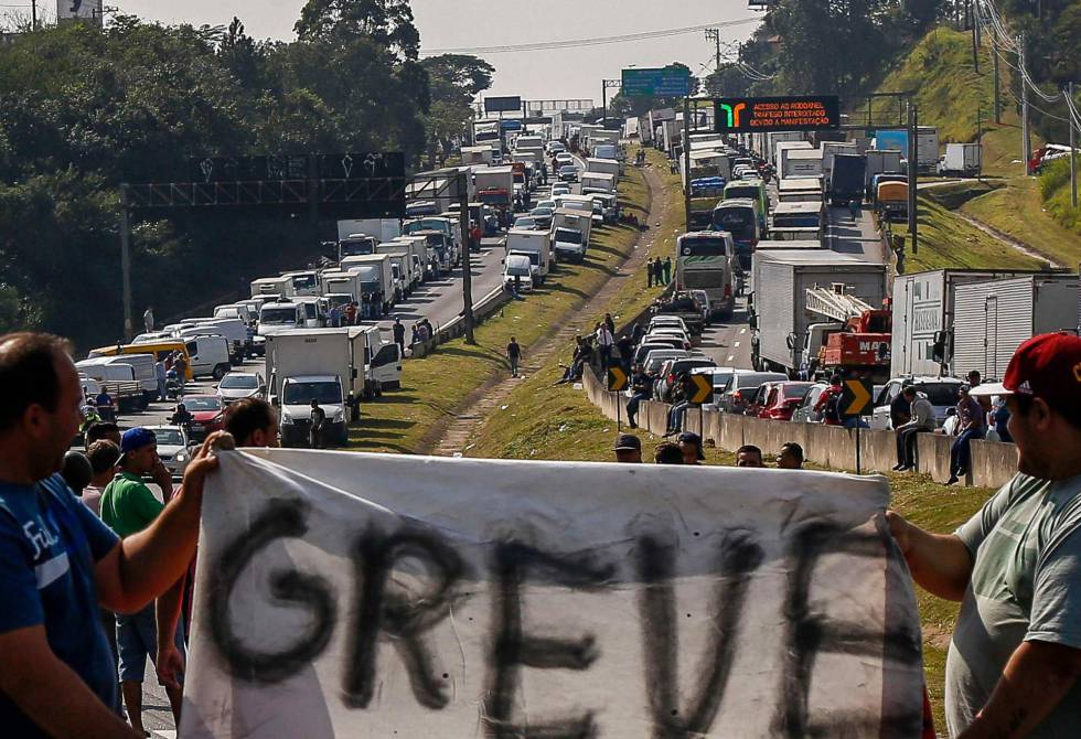 Paralisação de caminhoneiros nas estradas entra no sétimo dia