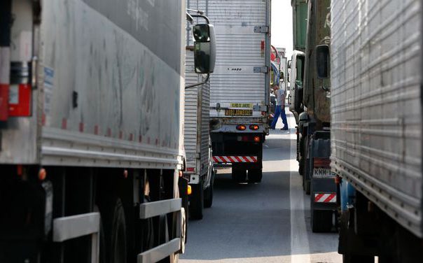 Associação Brasileira dos Caminhoneiros confirma acordo com governo e pede fim da paralisação