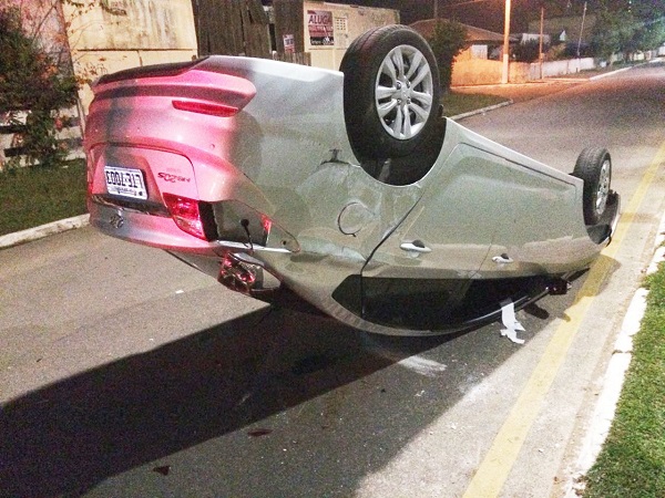 Capotamento deixa homem ferido em Atafona