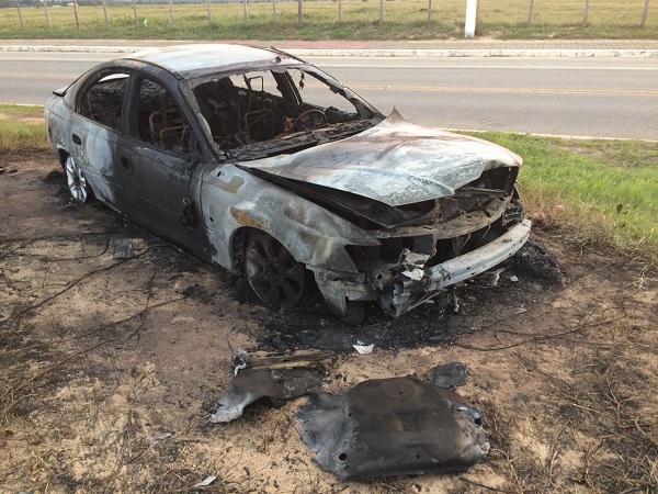 Carro incendiado em São João da Barra