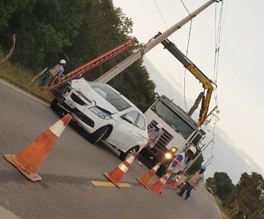 Mulher ferida após bater com carro em poste em SJB