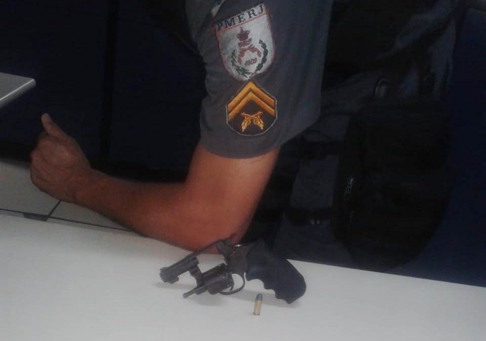 Homem liga para PM dizendo que iria cometer suicídio e é detido com revólver em Atafona