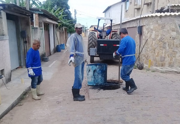 Prefeitura de SJB realiza limpeza de bueiros e galerias