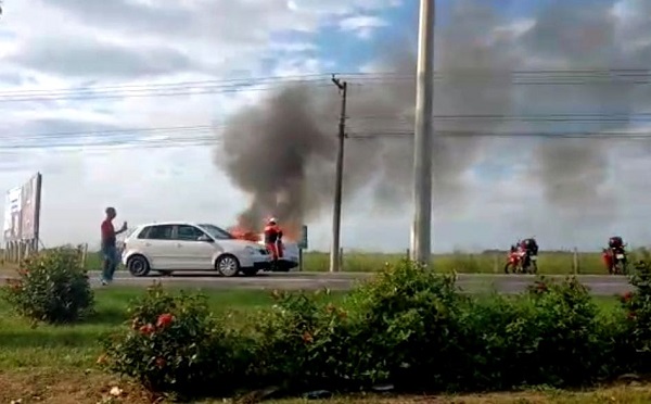 Carro pega fogo