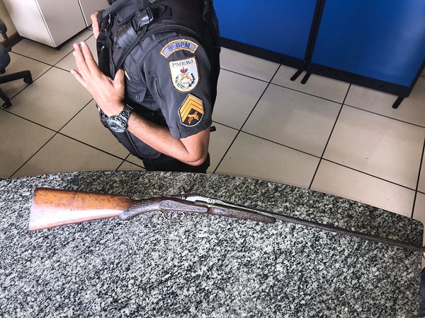 Homem detido com espingarda em sítio de SJB