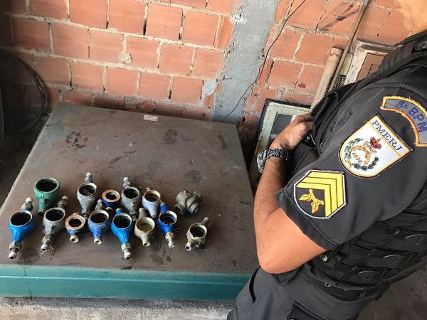 PM prende dono de ferro-velho com hidrômetros furtados de casas em SJB