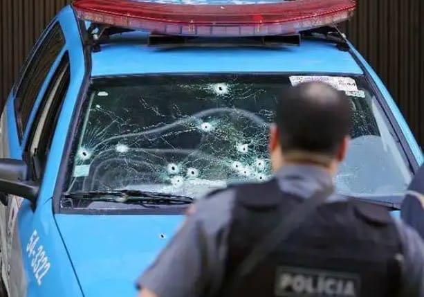 Homem atira contra viatura da PM e é detido