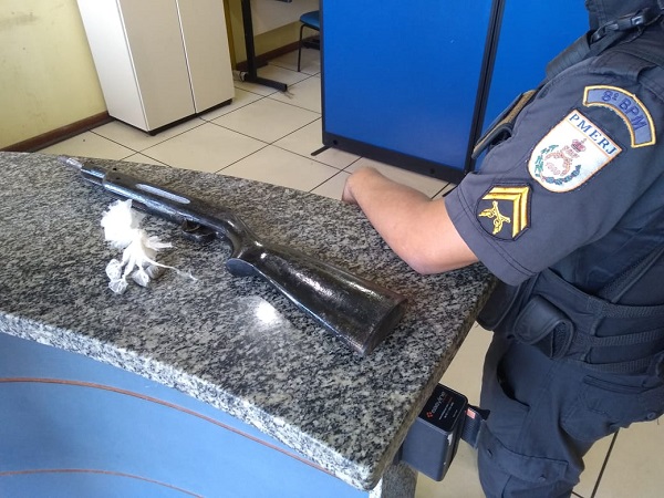 Jovens detidos com réplica de escopeta e maconha em Grussaí