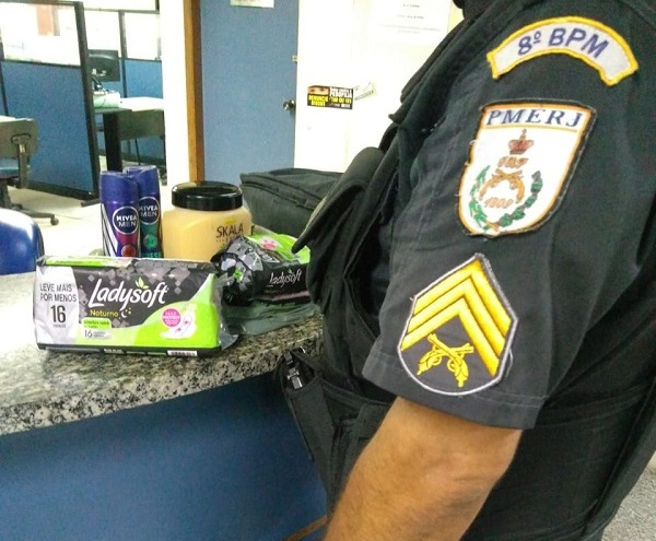 Homem furta absorvente, desodorante e creme de supermercado de SJB e é preso pela PM
