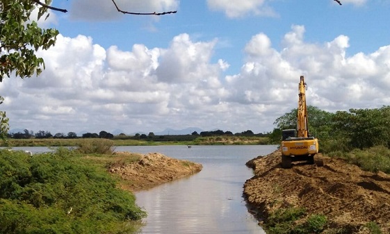 Prefeitura de SJB realiza limpeza e desassoreamento de canais