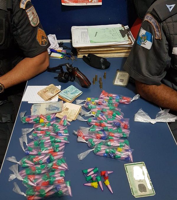 Jovem preso com revólver, munições e cocaína em SJB