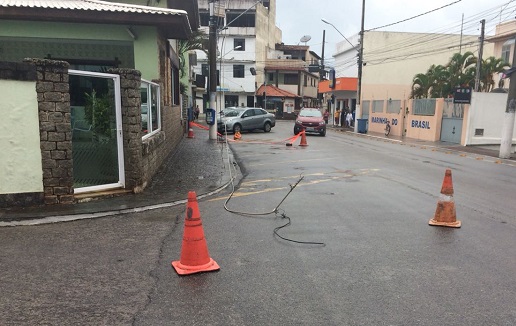 Fio de alta tensão se rompe e deixa moradores e comerciantes sem energia elétrica no Centro de SJB