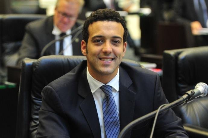 Deputado estadual Bernardo Ribas Carli morre em queda de avião no PRO
