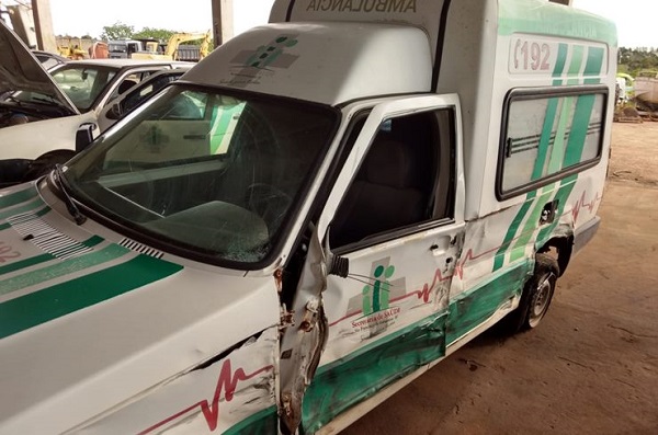 Mãe e bebê de 11 meses feridos dentro de ambulância em acidente