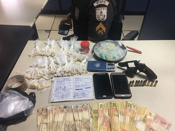 PM prende dois homens com revólver, munições e cocaína