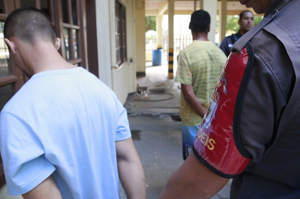 Homens invadem pousada em Grussaí e são presos por PMs do Proeis
