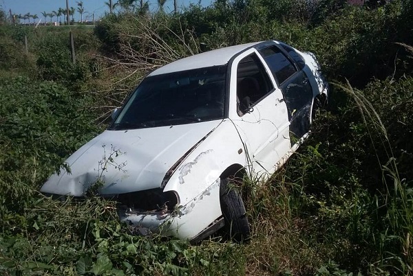 Carro sai de pista, capota, derruba cerca e para em propriedade particular em SJB