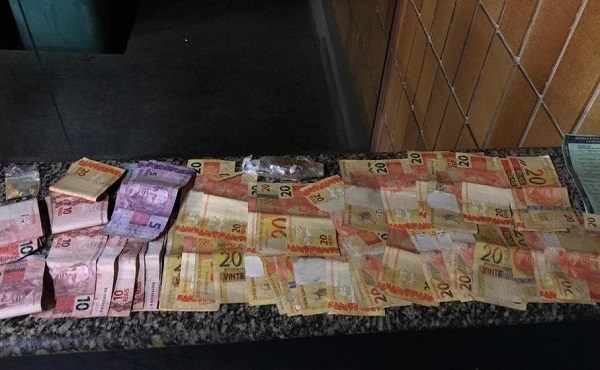 Jovem de 18 anos é preso pela PM enquanto fazia serviço de disque-entrega de drogas