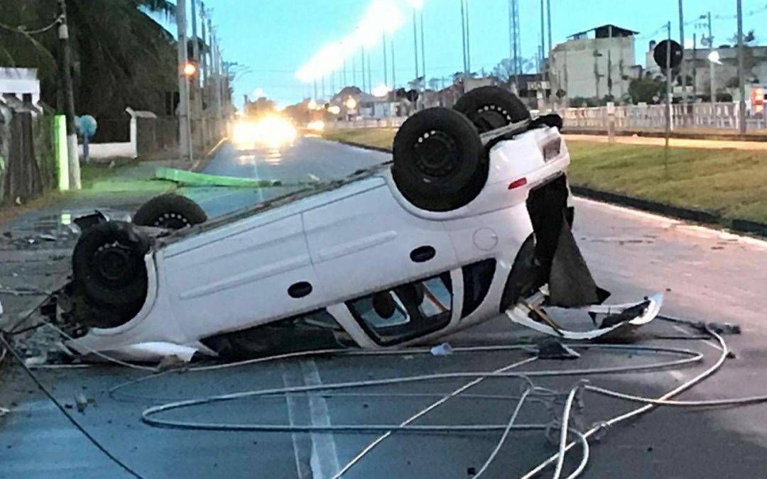 Carro derruba dois postes e capota