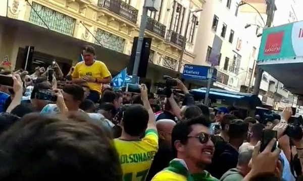 Jair Bolsonaro é ferido com faca durante campanha em Juiz de Fora
