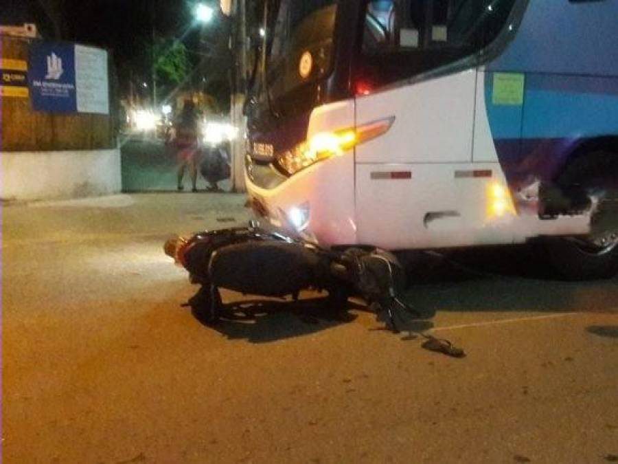 Colisão entre moto e ônibus deixa dois mortos no Centro de Campos