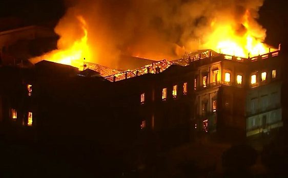 Incêndio atinge Museu Nacional do Rio de Janeiro