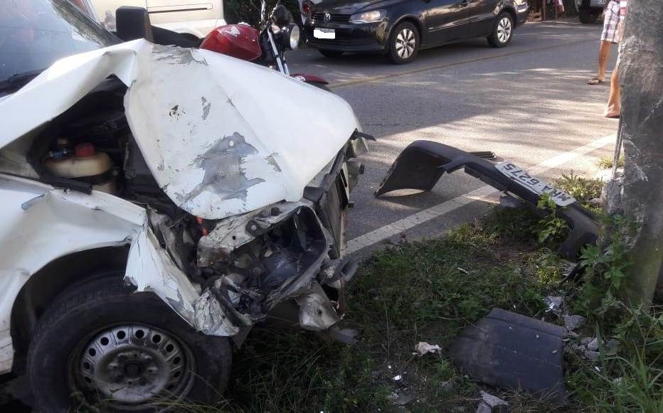 Idoso ferido após colidir com carro em poste na SB 02, em SJB