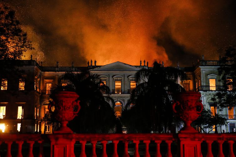 Incêndio no Museu Nacional foi controlado por volta das 3h da manhã