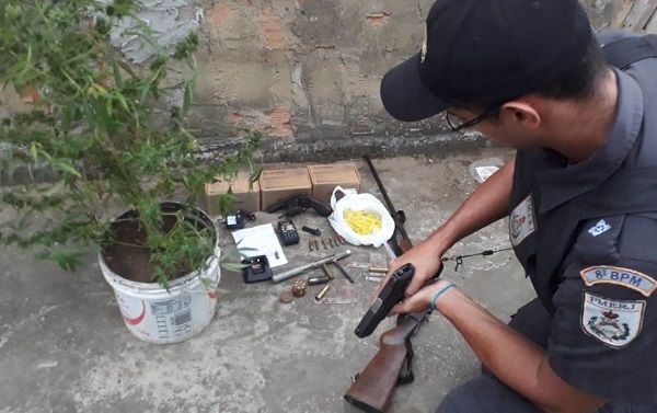 Dois presos com cocaína, espingarda, revólver, munições e pé de maconha