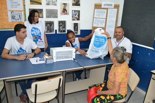 Entrega de kits para TV Digital em SJB
