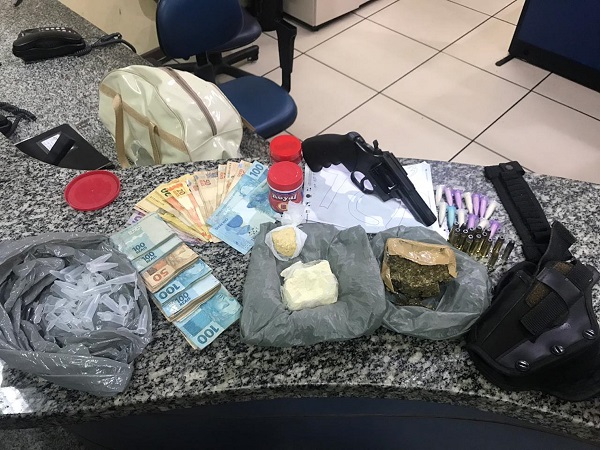 Revólver, munições, cocaína, maconha e crack apreendidos com casal em SJB