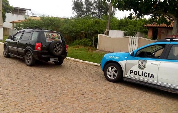 Polícia encontra carro furtado de residência em Atafona