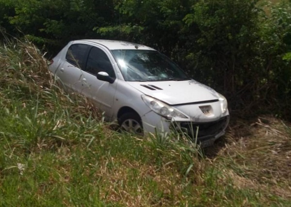 Mulher sai ilesa após perder controle de carro e parar às margens da BR 356, em SJB