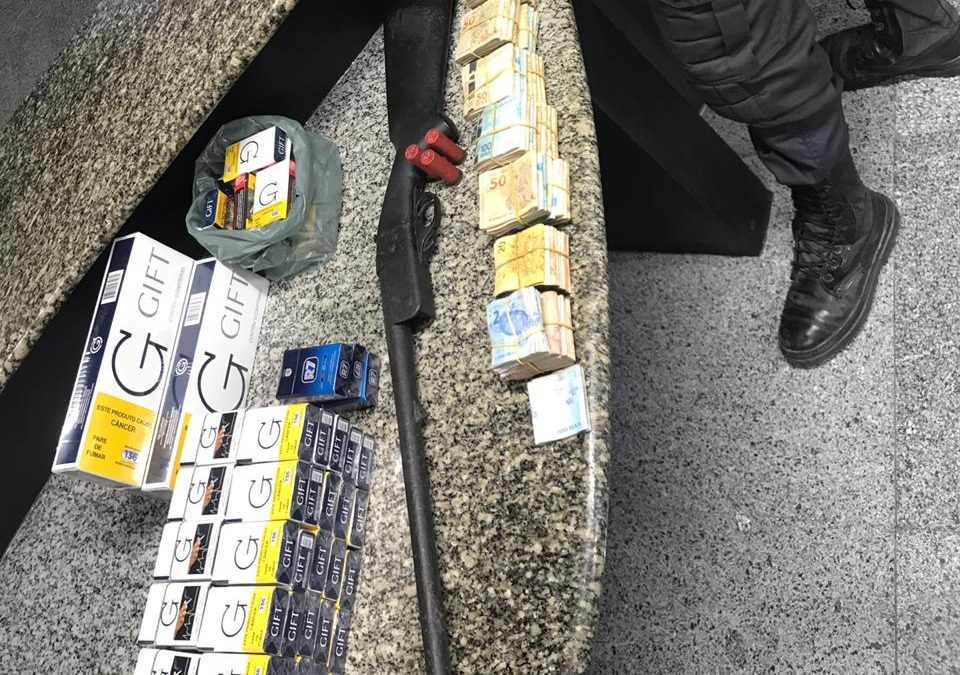 Idoso preso com cerca de R$ 60 mil e cigarros contrabandeados em Campos