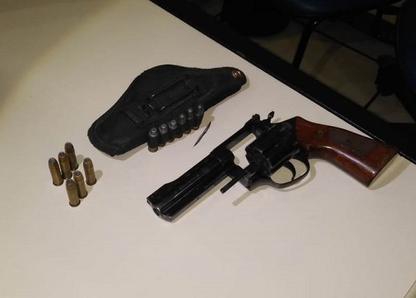 Homem preso com revólver em SJB