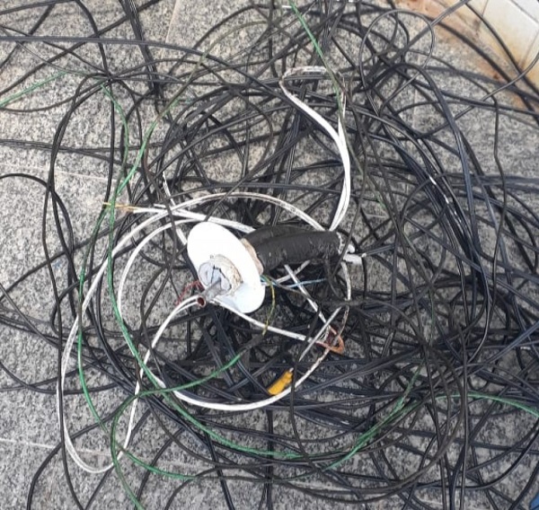 Dois presos furtando fios de obras no Centro de Emergência