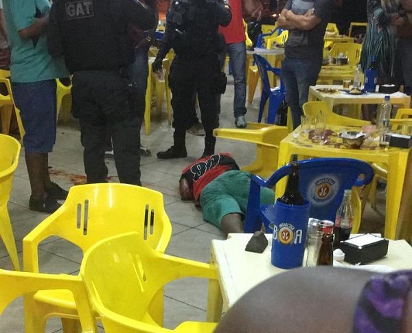 Homem baleado após briga em bar em Campos
