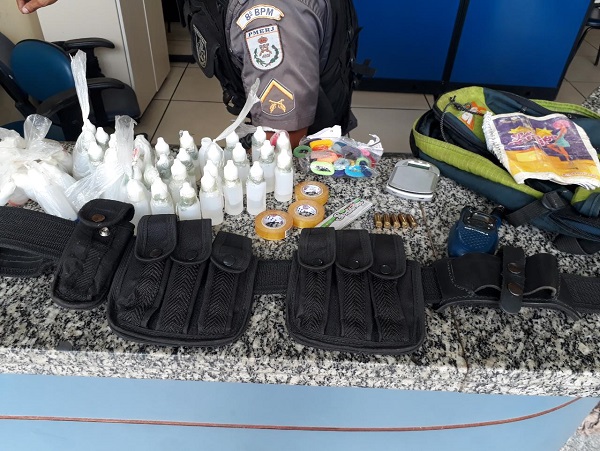 PM apreende mochilas com munições, faca, coldre e rádio transmissor em Barcelos